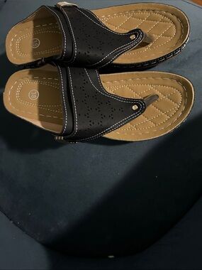 Women's Black Toe-Post Sandals with Tan Footbed